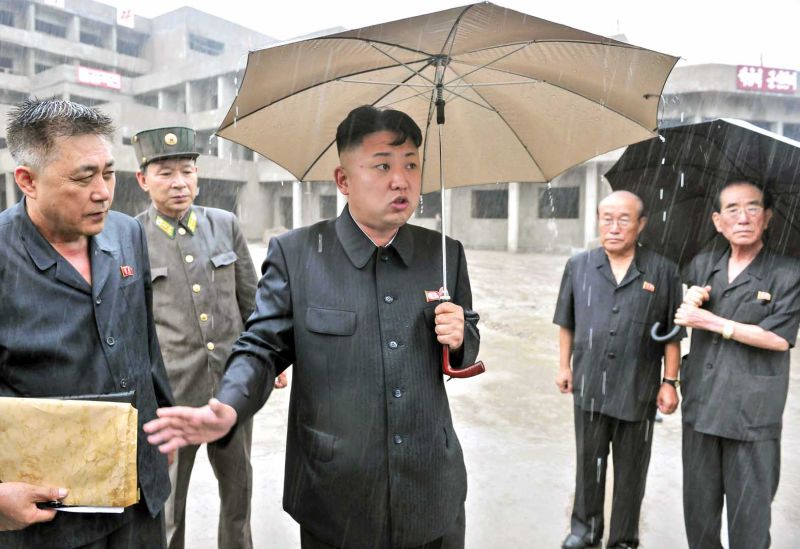 Уважаемый Ким Чен Ын на стройке детской больницы. Июль 102 г. чучхе (2013).