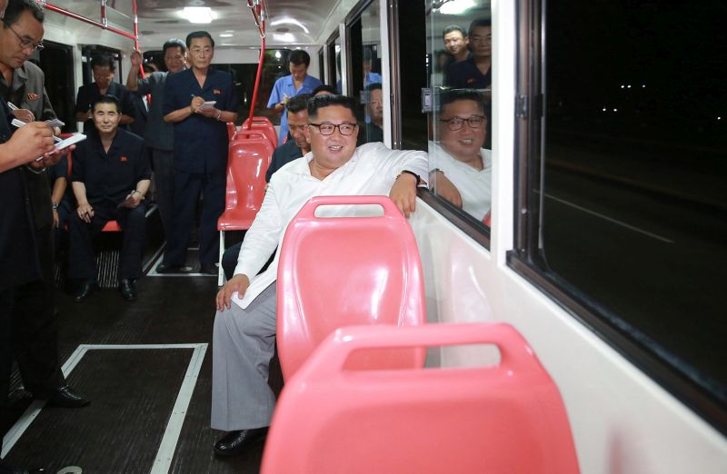 Уважаемый Ким Чен Ын руководит пробным пробегом троллейбуса. Август 107 г. чучхе (2018).