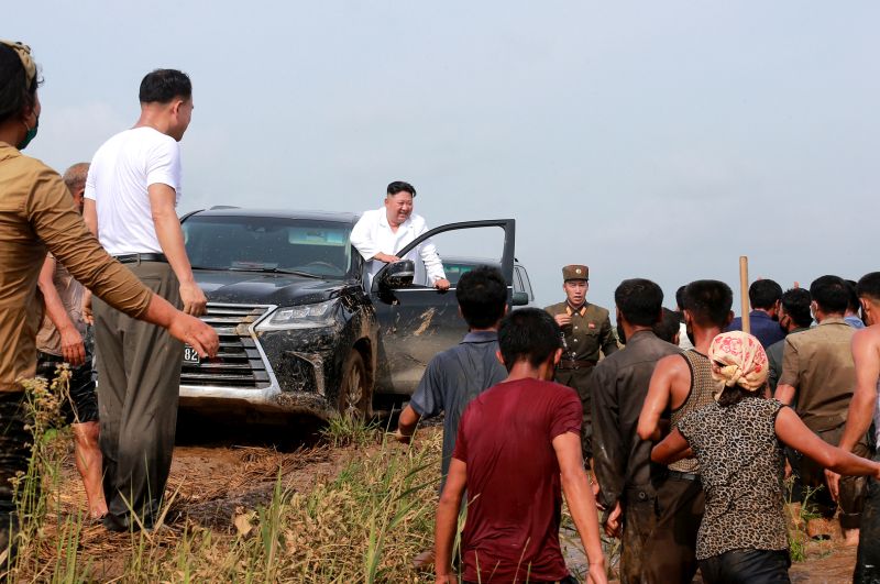 Уважаемый Ким Чен Ын на месте ознакомляется с ущербом от наводнения в районе села Тэчхон уезда Ынпха провинции Северный Ынпха. Август 109 г. чучхе (2020).