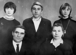 Егоровы-1969 г. (Слева-направо дети: Лида, Валера, Галя; муж Анатолий) (нажмите, чтобы увеличить)