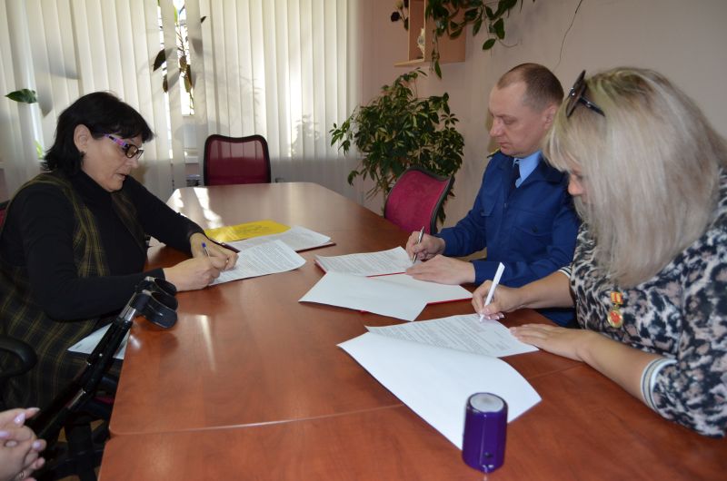 Председатель отделения ХКО «ВОИ» Ванинского района Татьяна Седых подписала соглашение