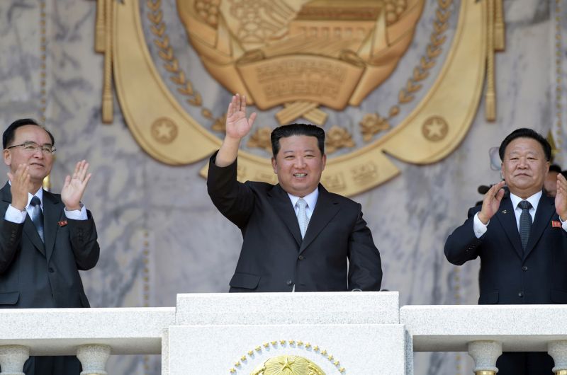 Уважаемый Ким Чен Ын присутствует в центральном торжественном заседании и массовой демонстрации жителей г. Пхеньяна в честь 110-летия со дня рождения великого Ким Ир Сена, и тепло отвечает на их горячее приветствие. Апрель 111 г. чучхе (2022).
