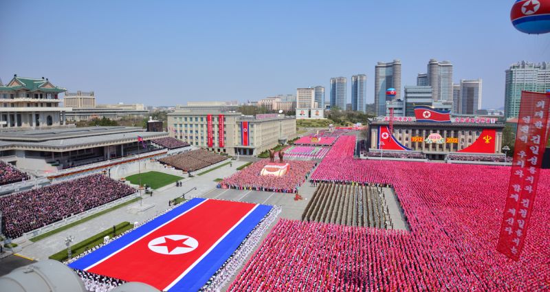 Массовая демонстрация жителей г. Пхеньяна в честь 110-летия со дня рождения великого Ким Ир Сена.