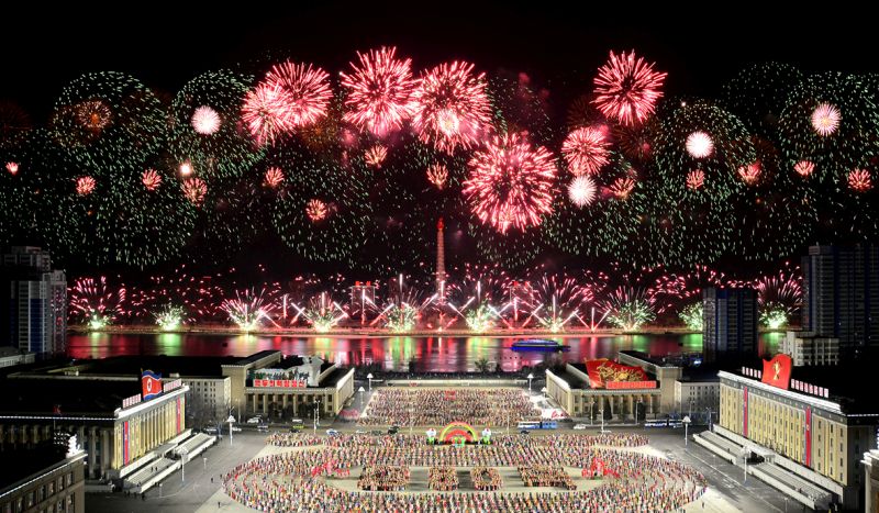 Танцевальный вечер молодежи и учащихся на Площади имени Ким Ир Сена в столице - Пхеньяне и фейерверки более приподняли праздничную атмосферу Дня Звезды.