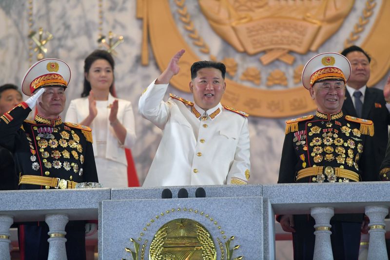 Уважаемый Ким Чен Ын - на военном параде в честь 90-летия основания КНРА. Апрель 111 г. чучхе (2022).