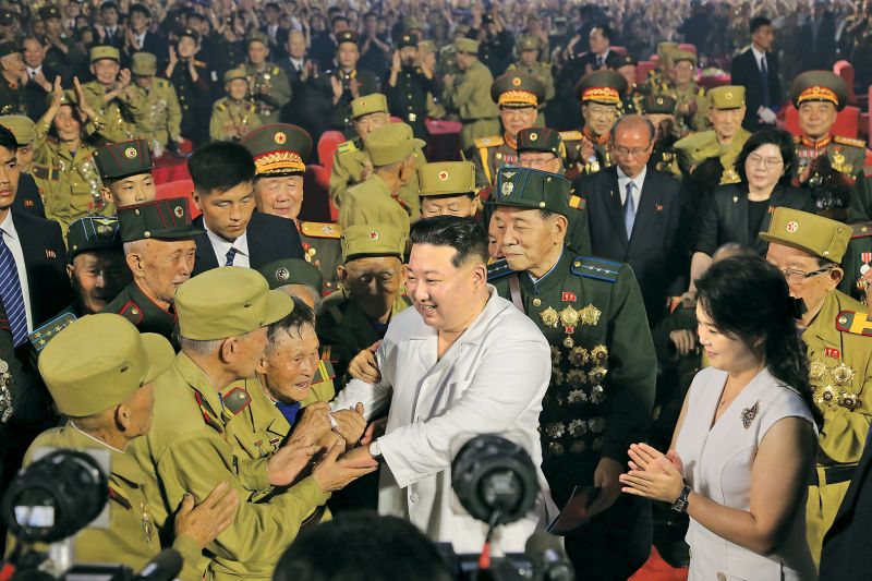 Ким Чен Ын тепло пожал руки ветеранам войны - участникам мероприятия, посвященного 69-летию великой Победы в войне. Июль 111 г. чучхе (2022).