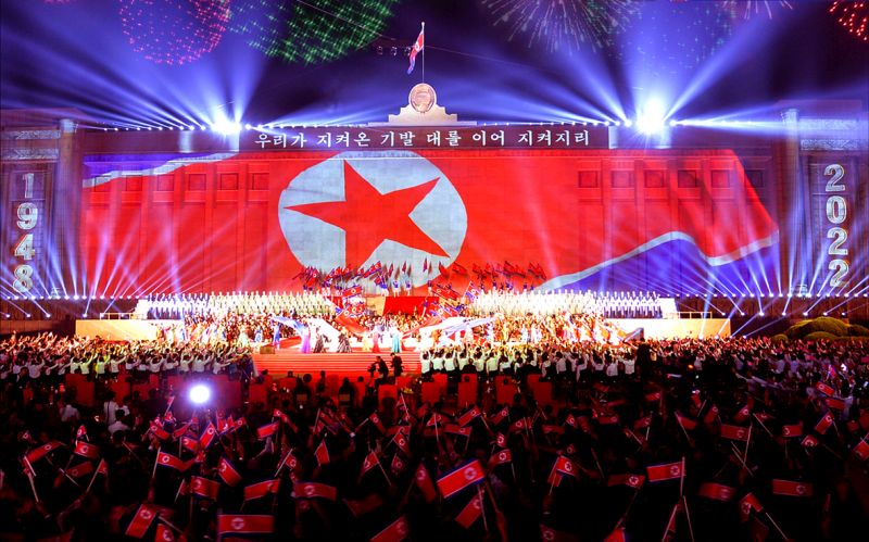 В торжественной обстановке состоялся гала-концерт в честь 74-летия основания КНДР на фоне Мансудэского Дворца съездов.