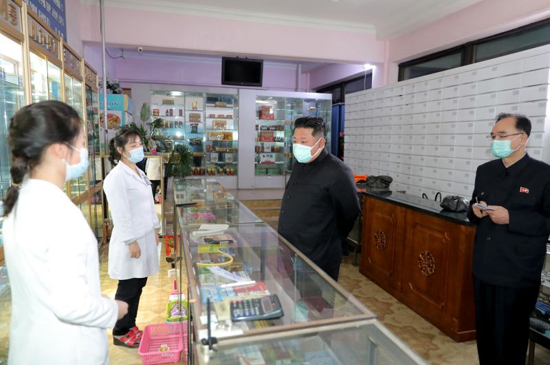 Сразу же после совещания Политбюро ЦК партии Ким Чен Ын посетил аптеки в г. Пхеньяне и лично ознакомился с положением снабжения медикаментами. 15 мая 111 г. чучхе (2022).