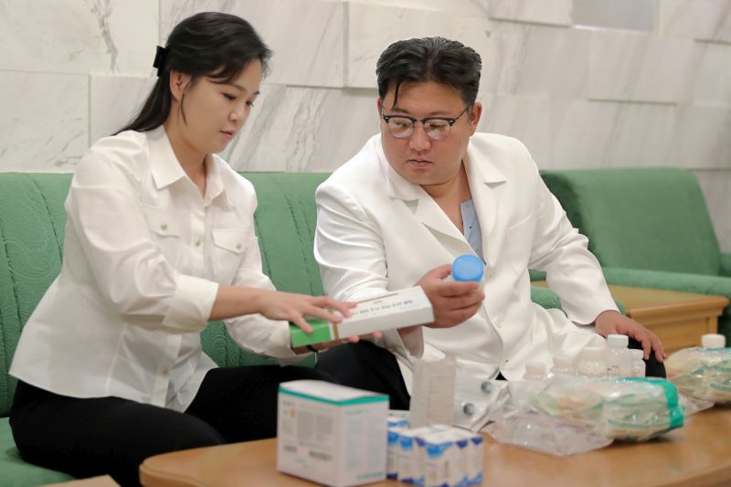 Ким Чен Ын направил в Хэчжуский городской комитет ТПК провинции Южный Хванхэ медикаменты, подготовленные его семьей. 15 июня 111 г. чучхе (2022).