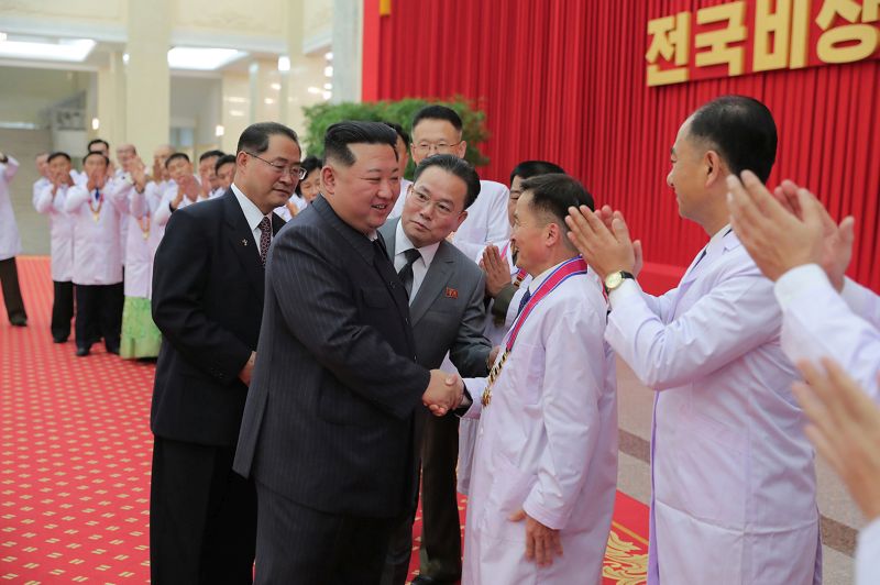 Ким Чен Ын встречается с работниками и учеными в противоэпидемической и здравоохранительной отрасли, внесшими вклад в достижение победы в максимально-чрезвычайной противоэпидемической войне, и поздравляет их. 10 августа 111 г. чучхе (2022).