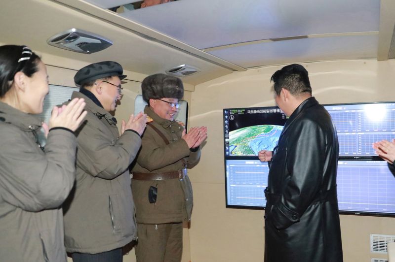 Ким Чен Ын наблюдал на месте за испытательным запуском гиперзвуковой ракеты. Январь 111 г. чучхе (2022).