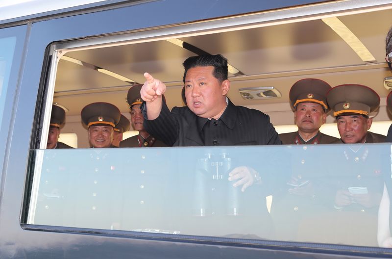 Ким Чен Ын присутствовал в испытании управляемого тактического оружия нового типа. Апрель 111 г. чучхе (2022).