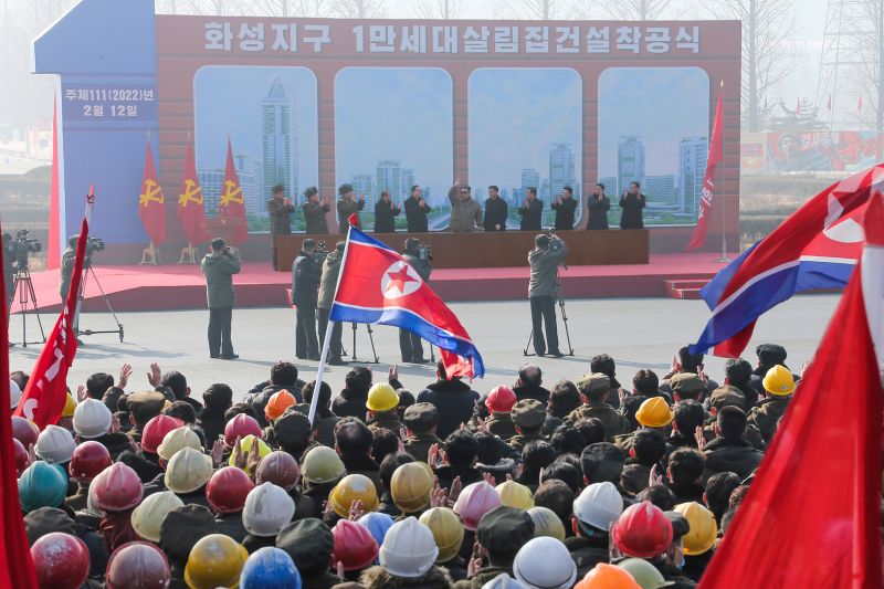 Ким Чен Ын присутствовал на церемонии начала строительства жилых домов на 10 тыс. квартир в районе Хвасона. Февраль 111 г. чучхе (2022).