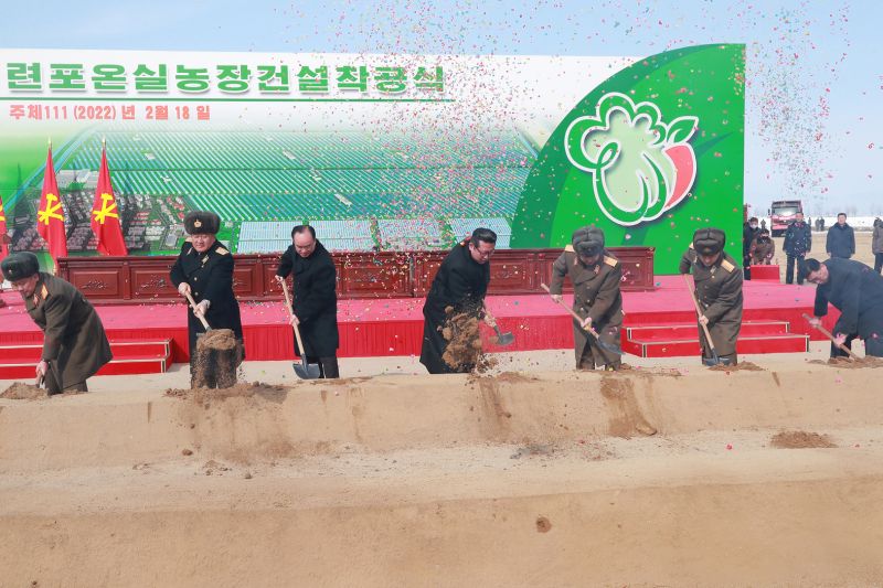Ким Чен Ын в память церемонии начала строительства Рёнпхоского тепличного хозяйства лично взял первую лопату строительства. Февраль 111 г. чучхе (2022).