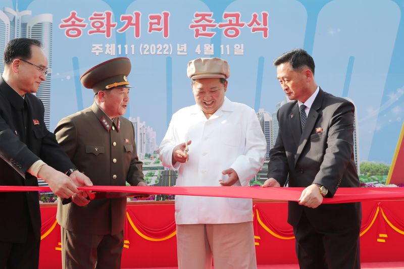 Ким Чен Ын присутствовал на церемонии ввода в строй улицы Сонхва и срезал красную ленту. Апрель 111 г. чучхе (2022).