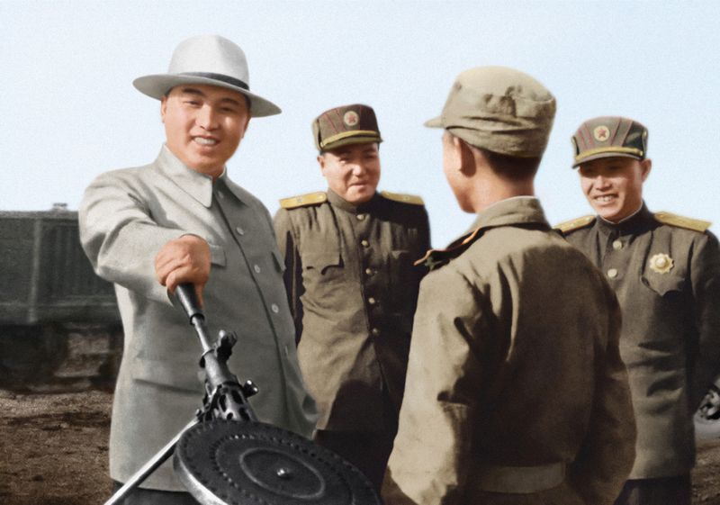Ким Ир Сен инспектирует одну из войсковых частей КНА. Май 39 г. чучхе (1950).