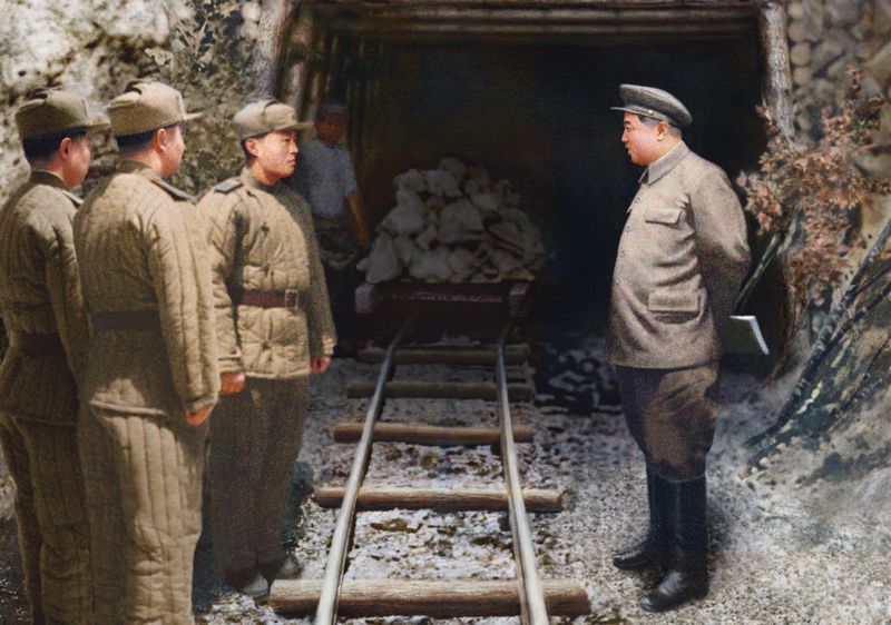 Ким Ир Сен руководит на месте строительными работами по созданию туннельных позиций. Октябрь 40 г. чучхе (1951).