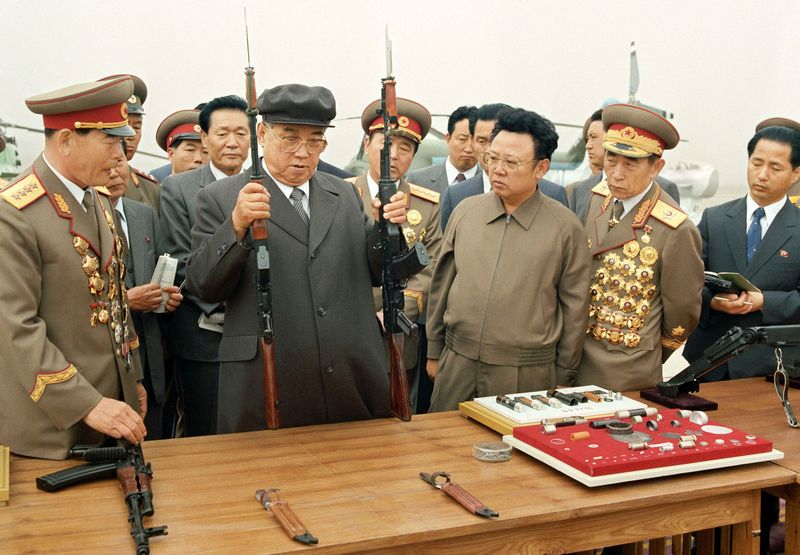 Ким Ир Сен и Ким Чен Ир осматривают вооружения. Апрель 75 г. чучхе (1986).