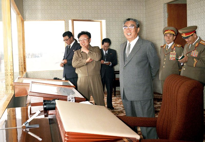 Ким Ир Сен и Ким Чен Ир руководят на месте учениями войскового соединения КНА. Апрель 78 г. чучхе (1989).