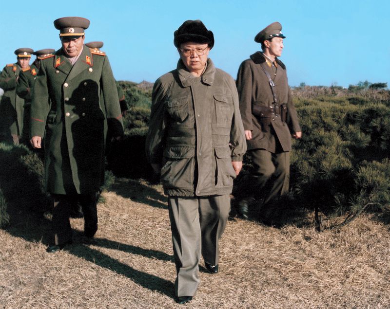 Ким Чен Ир посещает подразделение в сосновом бору. Январь 84 г. чучхе (1995).