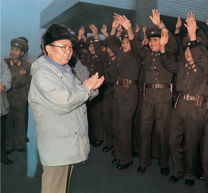 Ким Чен Ир посещает заставу в Пханмунчжоме. Ноябрь 85 г. чучхе (1996).