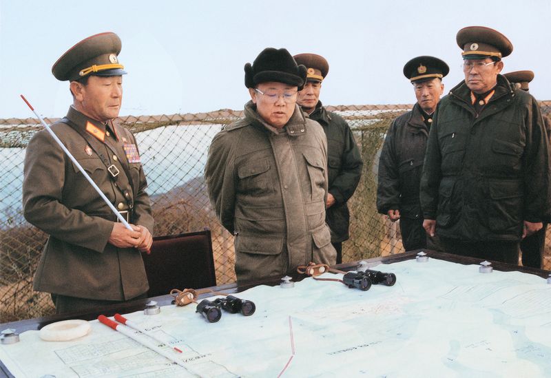 Ким Чен Ир инспектирует оборонительный отряд на острове. Ноябрь 85 г. чучхе (1996).