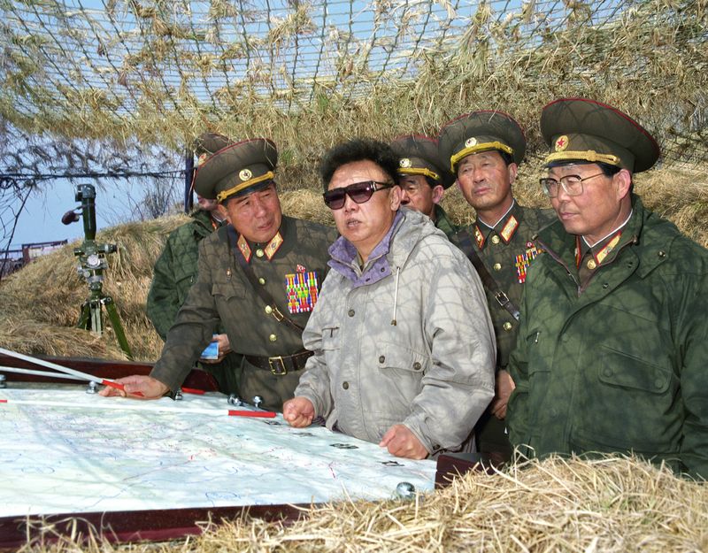 Ким Чен Ир на фронтовом командном пункте. Апрель 86 г. чучхе (1997).