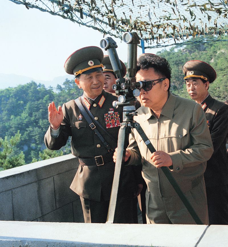 Ким Чен Ир на наблюдательном посту на передовой линии фронта. Июнь 86 г. чучхе (1997).