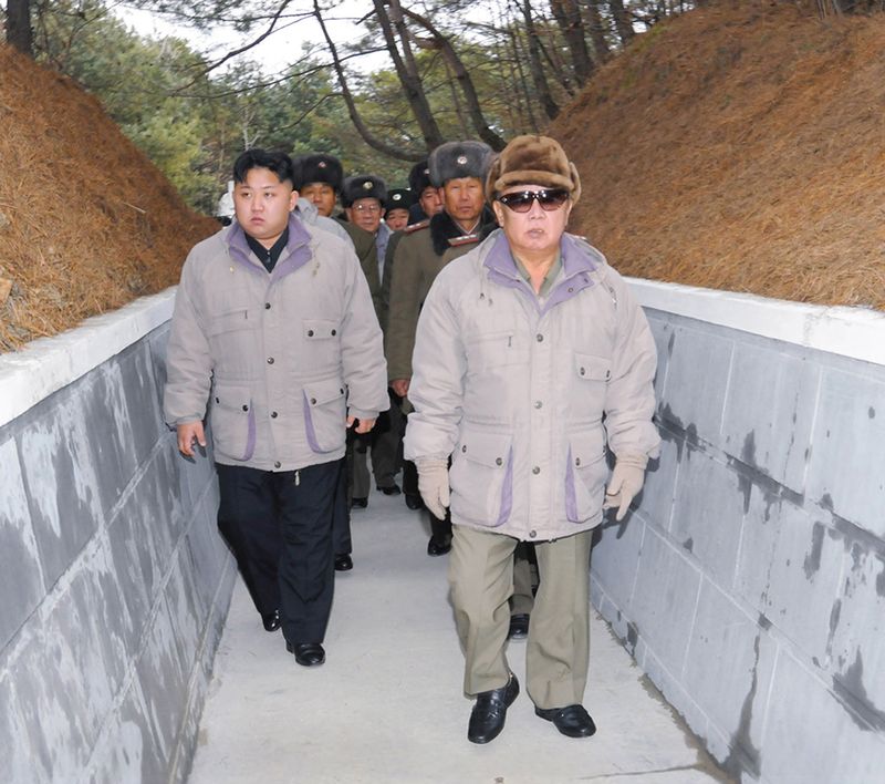 Ким Чен Ир и Ким Чен Ын на войсковой части КНА. Ноябрь 100 г. чучхе (2011).