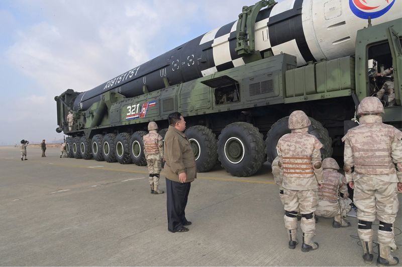 Ким Чен Ын руководит на месте испытательным запуском МБР нового типа. Ноябрь 111 г. чучхе (2022).