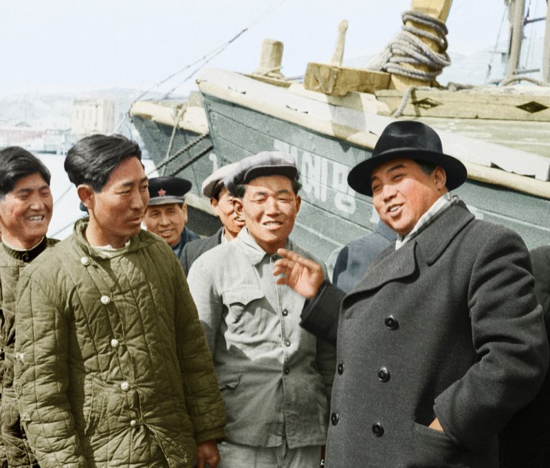 Ким Ир Сен руководит на месте делами Синпхоского рыбпромхоза.
Март 46 г. чучхе (1957).