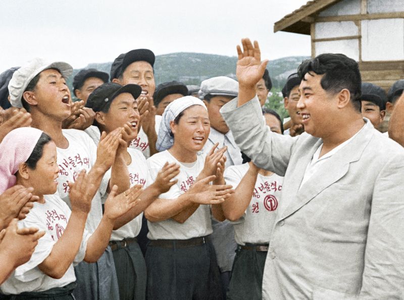 Ким Ир Сен отвечает на возгласы молодых строителей. Июнь 47 г.
чучхе (1958).