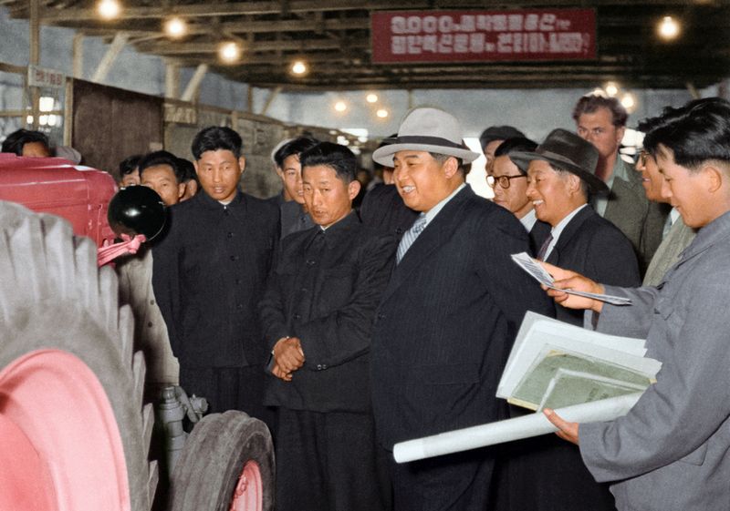 Ким Ир Сен на Киянском машиностроительном заводе. Октябрь
47 г. чучхе (1958).