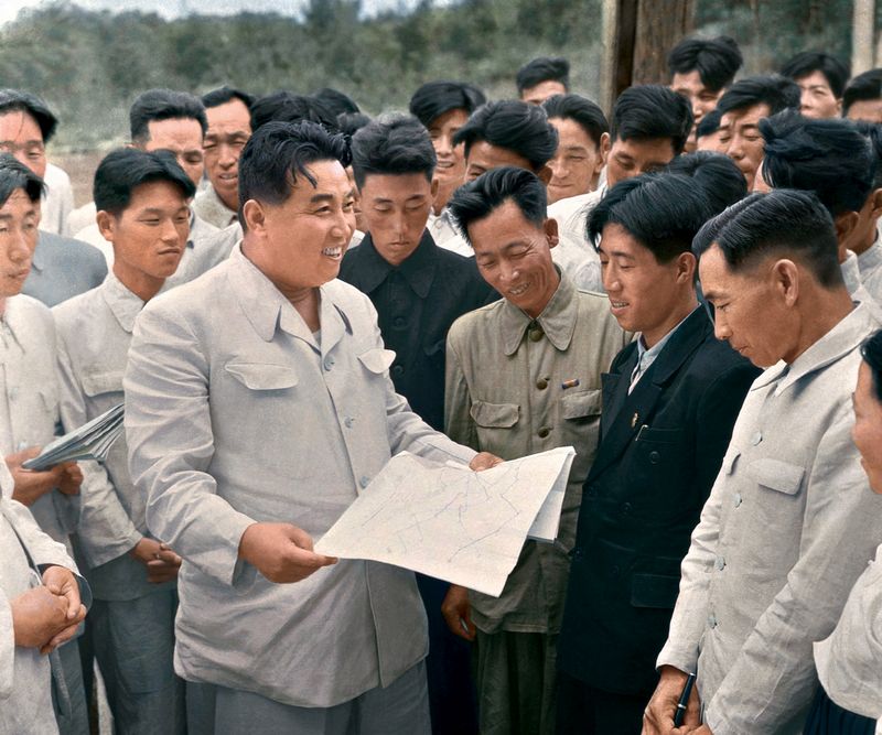 Ким Ир Сен руководит на месте делами Хванхэского
металлургического завода. Сентябрь 48 г. чучхе (1959).