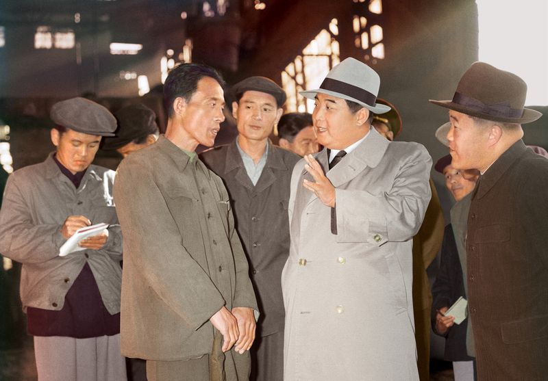 Ким Ир Сен беседует с передовиком движения бригад Чхоллима.
Октябрь 49 г. чучхе (1960).