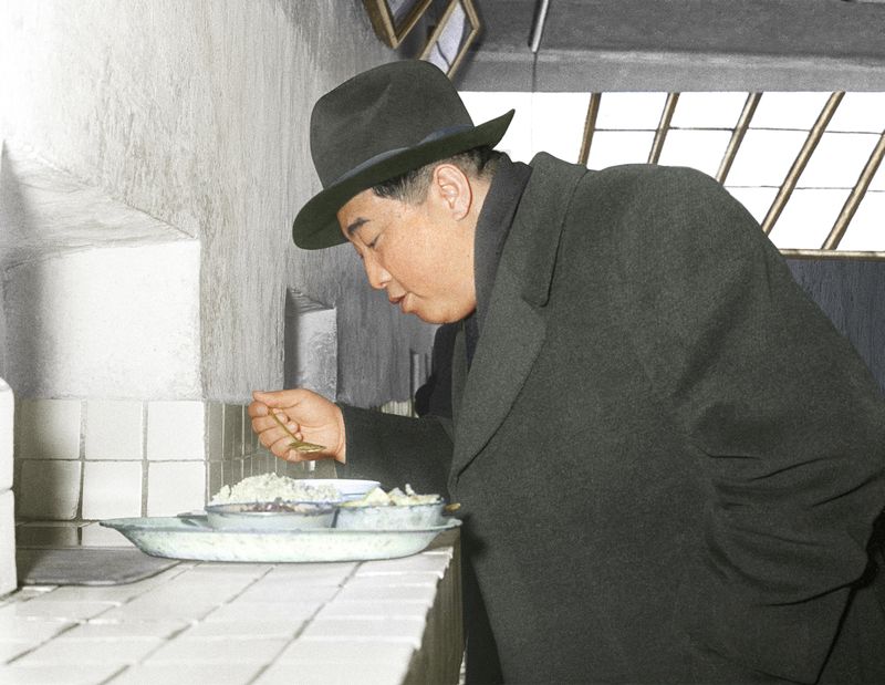 Ким Ир Сен интересуется питанием в столовой общежития для
рабочих. Декабрь 50 г. чучхе (1961).