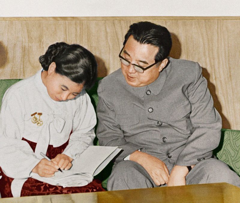 Ким Ир Сен встречается с ткачихой Пхеньянского текстильного
комбината – участницей II Общереспубликанского слета
передовиков движения бригад Чхоллима. Май 57 г. чучхе (1968).