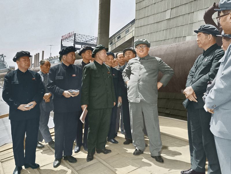Ким Ир Сен на стройке по расширению Металлургического
объединения имени Ким Чака. Июнь 63 г. чучхе (1974).