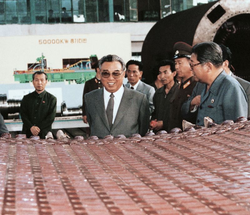 Ким Ир Сен руководит на месте делами Тэанского объединения
тяжелого машиностроения. Июнь 75 г. чучхе (1986).