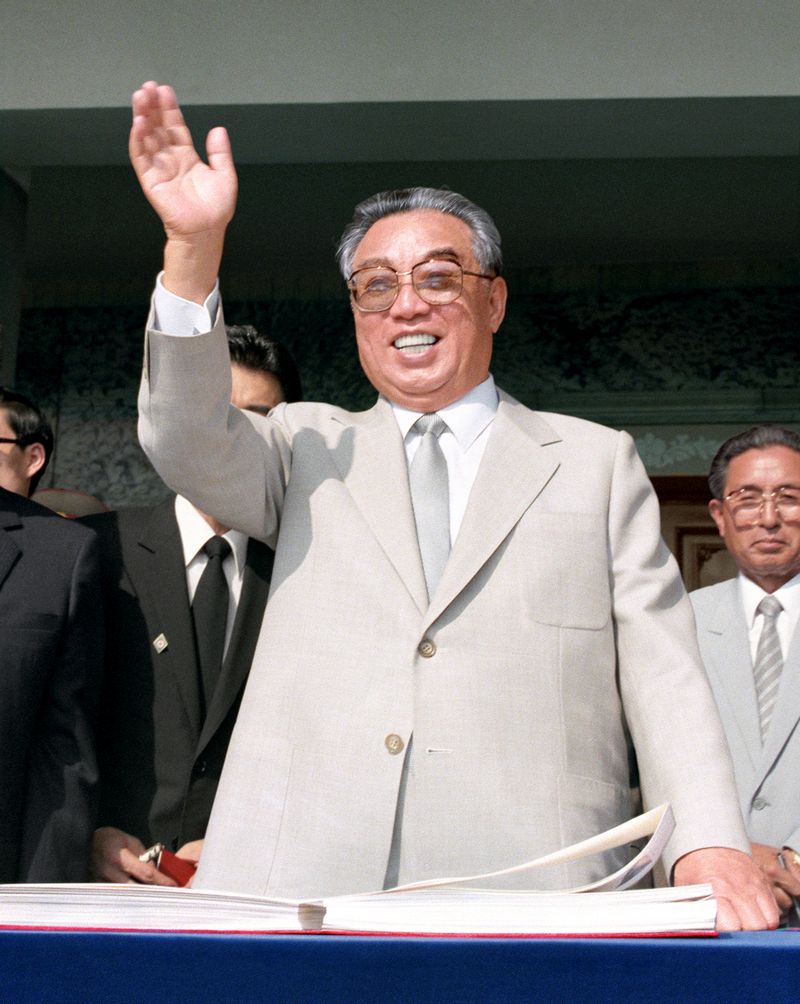 Ким Ир Сен тепло отвечает на восторженные возгласы масс.
Сентябрь 77 г. чучхе (1988).