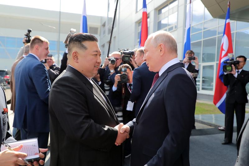 Ким Чен Ын радостно встретился с Владимиром Владимировичем Путиным и с теплотой поздоровался с ним