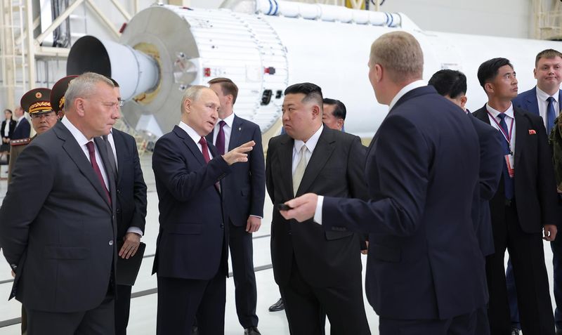 Ким Чен Ын вместе с Владимиром Владимировичем Путиным
посещает космодром «Восточный»