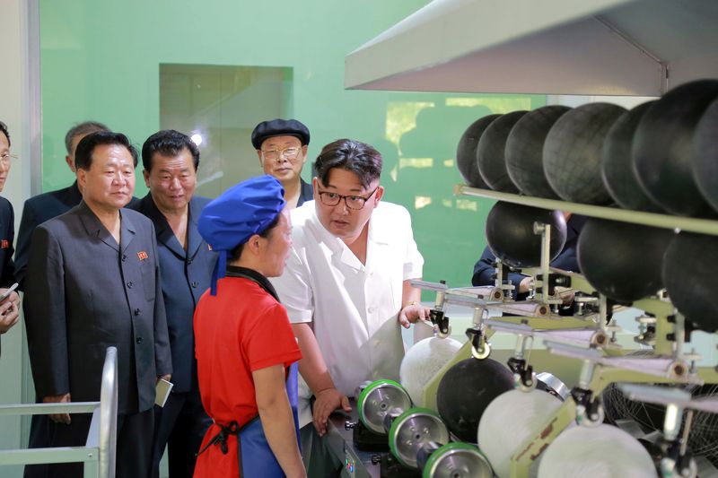 Ким Чен Ын ознакомляется с положением производства на
Пхеньянской фабрике спортивного снаряжения и инвентаря. Июнь 105 года чучхе (2016).