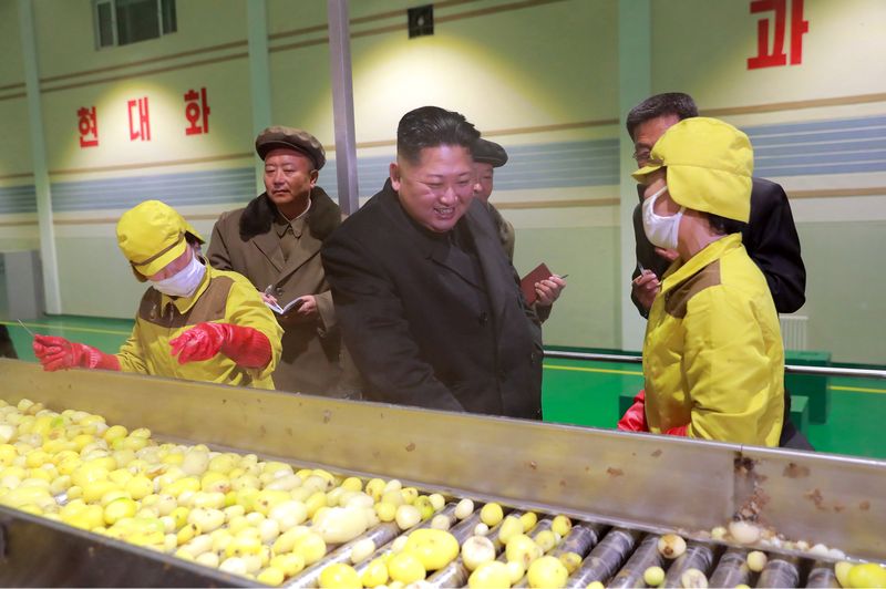 Ким Чен Ын осматривает Самчжиёнскую фабрику по производству картофельной муки. Октябрь 107 года чучхе (2018).