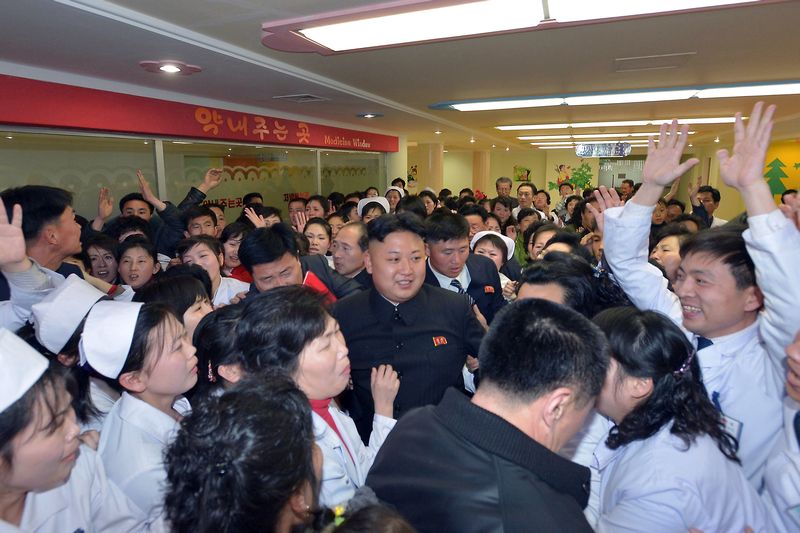 Ким Чен Ын посещает Детскую больницу «Окрю». Март 103 года чучхе (2014).