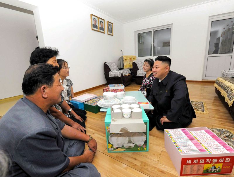 Ким Чен Ын посещает семью новосела-трудящегося на улице Чханчжон. Сентябрь 101 года чучхе (2012).