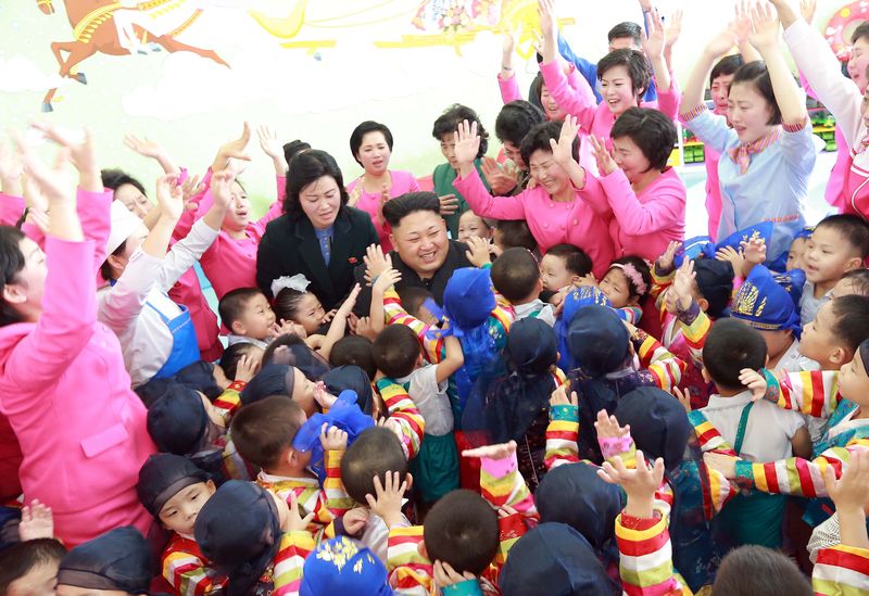 Ким Чен Ын посещает Пхеньянский детдом-сад и поздравляет воспитанников с новогодним праздником. Январь 104 года чучхе (2015).