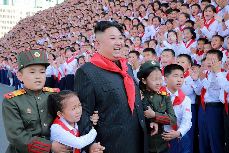 Ким Чен Ын вместе с участниками VIII съезда Детского союза Кореи. Июнь 106 года чучхе (2017).