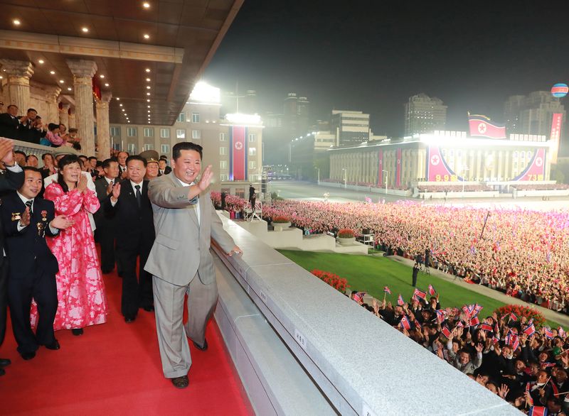 Ким Чен Ын отвечает на горячее ликование людей. Сентябрь 110 года чучхе (2021).