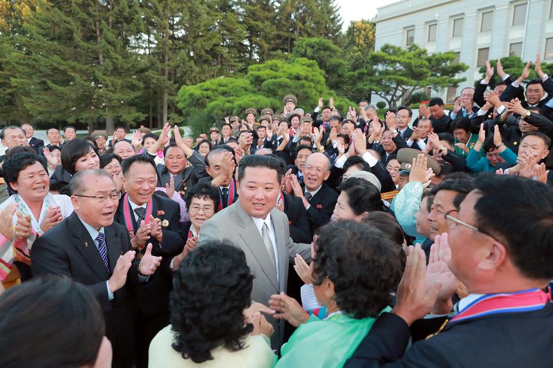 Ким Чен Ын среди людей